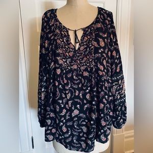 4 / $20 Sale! Gently loved Old Navy XXL black floral print peasant shirt.*